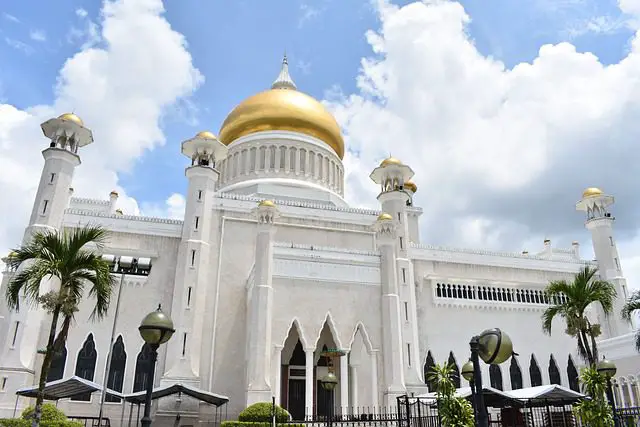 omar ali saifuddien mosque